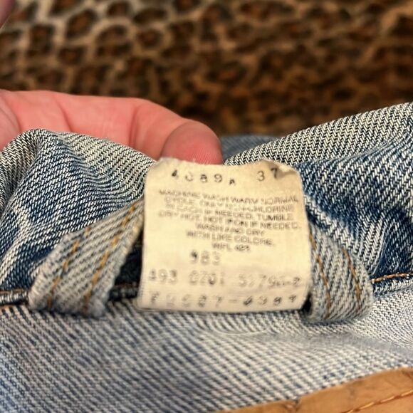 Vintage Levi’s Blue Distressed Relaxed Trucker Denim Jacket Pockets Button - Picture 13 of 14